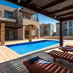 Blue Wave Villa - Road View